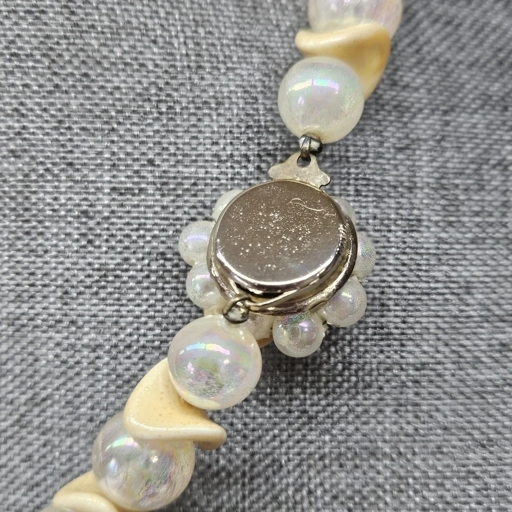 VINTAGE Cream and Iridescent Beaded Strand Flower Box Clasp Necklace Japan